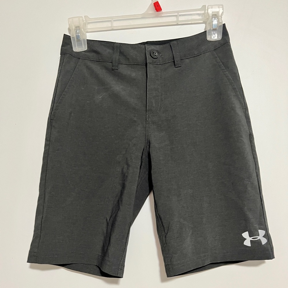 Under Armour Boy’s Hybrid shorts.  Size 25/10 Dark Gray. 4 pockets. Very nice!